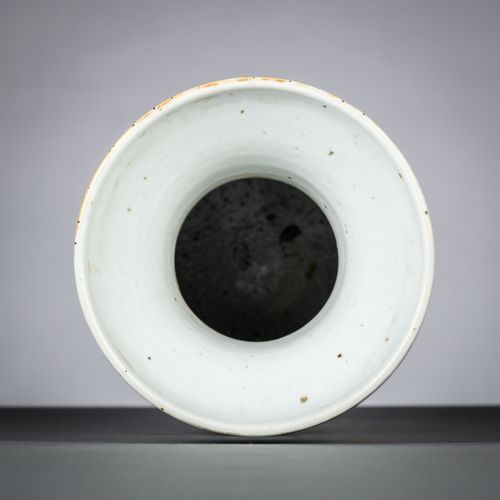 Null Un vase en porcelaine de Chine famille rose 'audience' (h45cm)