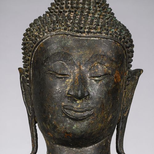 Null Une tête en bronze de 'Bouddha', Thaïlande (h24.50cm)
