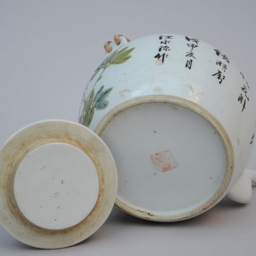 Null Une théière en porcelaine de Chine 'décor avec oiseau', signée (h12cm)