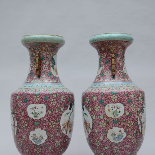 Null Une paire de grands vases en porcelaine de Chine famille rose 'enfants joua&hellip;