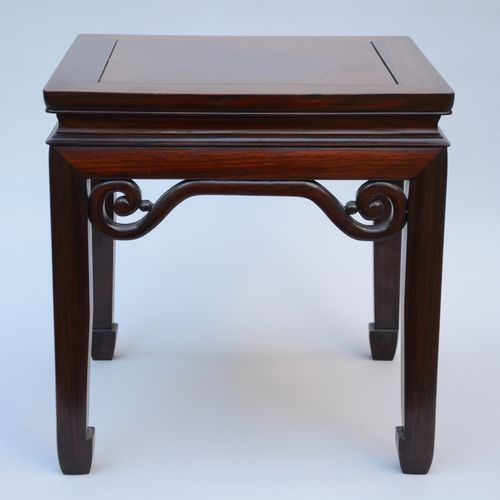 Null Une table d'appoint chinoise en bois dur (46x45x45cm)