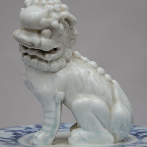 Null Une paire de grandes potiches en porcelaine de Samson blancbleu, France cir&hellip;
