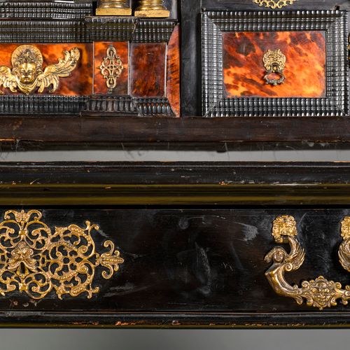 Null Cabinet anversois en bois d'ébène et écaille décoré de sculptures en bronze&hellip;