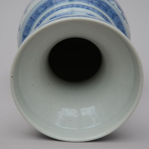 Null Un vase en porcelaine de Chine blancbleu 'paysage', 18ième - 19ième siècle &hellip;