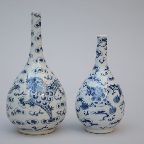 Null Deux vases en porcelaine de Chine 'dragons', fait pour le marché vietnamien&hellip;