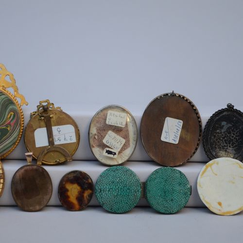 Null Lot: 12 miniatures du 18ième et 19ième siècle (dia 3 à 6 cm)