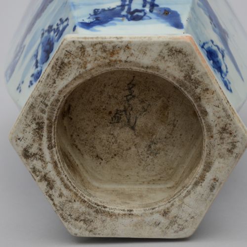 Null Un vase hexagonal en porcelaine de Chine bleu blanc (H 44cm) (*)