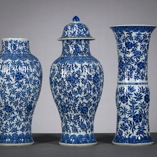 Null Ensemble de trois vases en porcelaine de Chine blancbleu, époque Kangxi (h5&hellip;