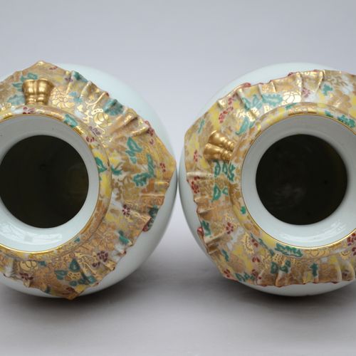 Null Une paire de vases en porcelaine de Japon avec décor en relief, signés (h38&hellip;