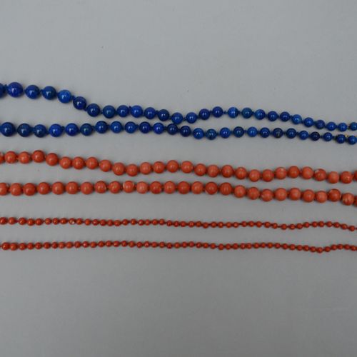 Null Lot : 2 colliers en corail et 1 en lapis lazuli (longeur 58-62cm)