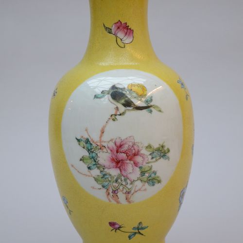 Null Vase jaune en porcelaine de Chine famille rose 'graviata' (H40cm)