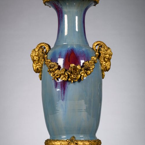 Null Vase en porcelaine de Chine flambé avec monture en bronze doré (h68 cm) (*)