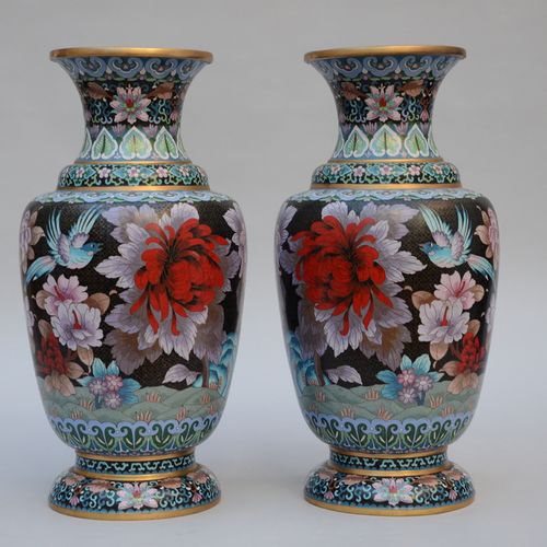 Null Paire de vases en cloisonné à fond noir, Chine (h52cm)