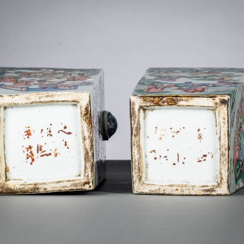 Null Une paire de vases carrés en porcelaine de Chine famille rose 'Fu lu shou',&hellip;