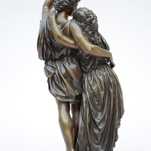 Null Lot: deux sculptures en bronze 'couple' et 'balayeur' (h16-38cm)