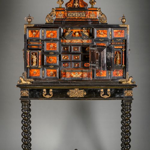 Null Cabinet anversois en bois d'ébène et écaille décoré de sculptures en bronze&hellip;