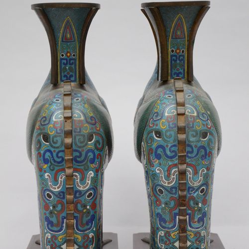 Null Une paire de vases en cloisonné en forme de phenixes, Chine 19ième siècle (&hellip;