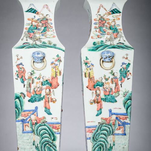 Null Une paire de vases carrés en porcelaine de Chine famille rose 'Fu lu shou',&hellip;