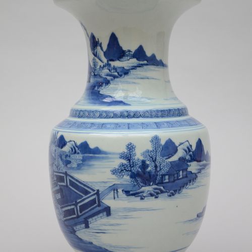 Null Un vase en porcelaine de Chine blancbleu 'paysage', 18ième - 19ième siècle &hellip;