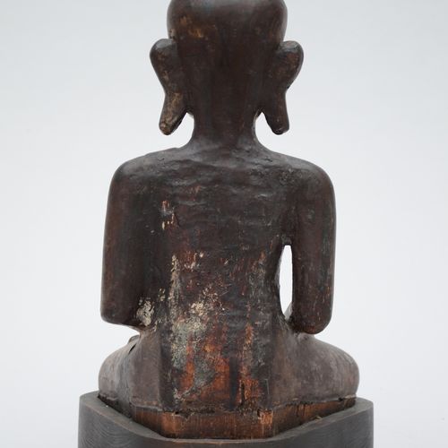 Null Un bouddha birman assis en bois laqué (38x22x17cm) (*)