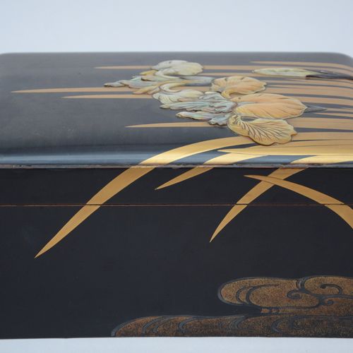 Null Un coffret en laque du Japon avec fleurs en nacre, époque Meiji (h31x25cm)