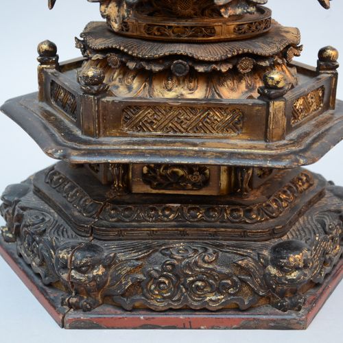 Null Bouddha japonais en bois laqué, époque Edo (total 91 cm - statue 45 cm)