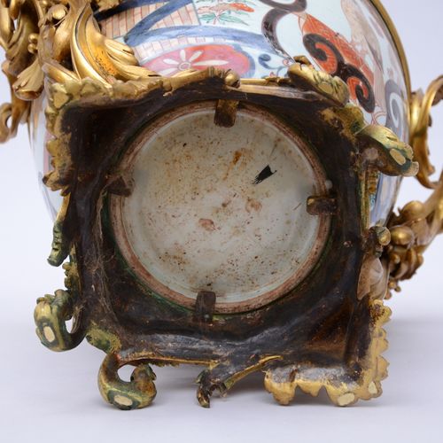 Null Potiche exceptionelle en porcelaine Imari avec monture Louis XV en bronze d&hellip;