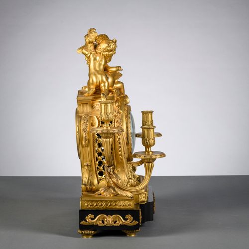 Null Pendule Louis XV en bronze doré avec socle en bois, par F. Berthoud à Paris&hellip;