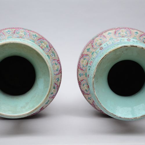 Null Une paire de grands vases en porcelaine de Chine famille rose 'enfants joua&hellip;