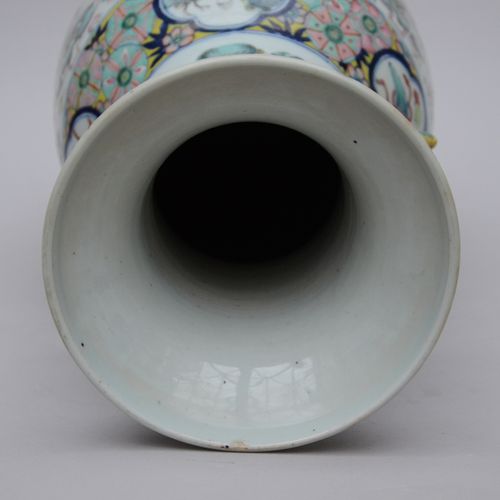 Null Un vase en porcelaine de Chine famille rose aux anses jaunes (h60cm) (*)