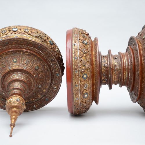 Null Stupa thaïlandais en laque et verre miroir, 19ième siècle (h92cm)