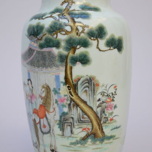 Null Vase en porcelaine de Chine famille rose 'voyageurs', époque République (h2&hellip;
