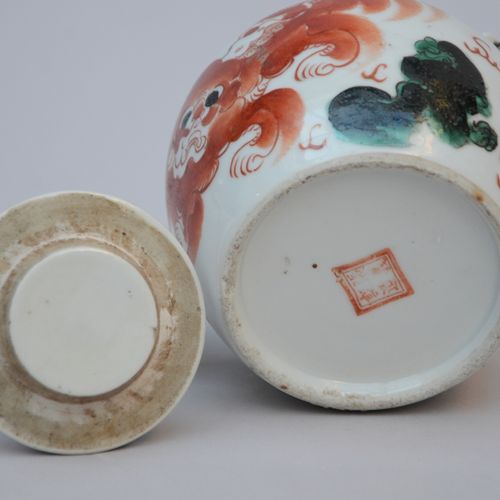Null Une théière en porcelaine de Chine 'chiens de foo' (h10cm)