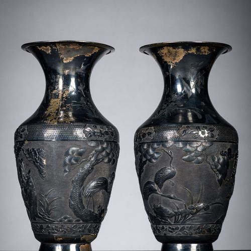 Null Une paire de vases chinoises en argent 'Fu Lu Shou', 19ième siècle (h37cm)