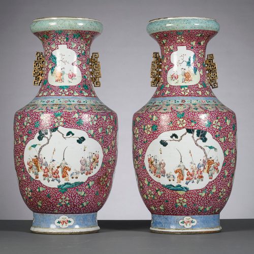 Null Une paire de grands vases en porcelaine de Chine famille rose 'enfants joua&hellip;