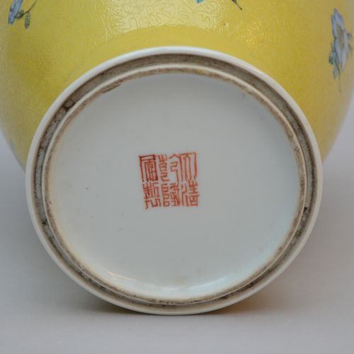 Null Vase jaune en porcelaine de Chine famille rose 'graviata' (H40cm)