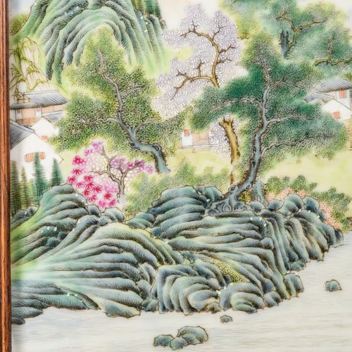 Null Paire de plaques en porcelaine de Chine famille rose 'paysages', signées (2&hellip;