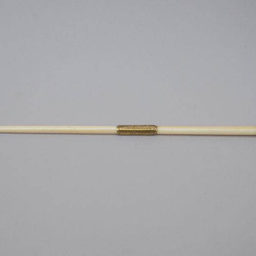 Null Un bâton en ivoire, daté 1908 (longueur 44cm)