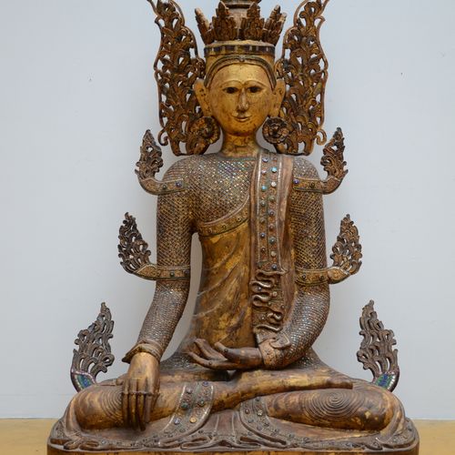 Null Un grand Bouddha birman en bois avec incrustations, 20th century (h136cm)