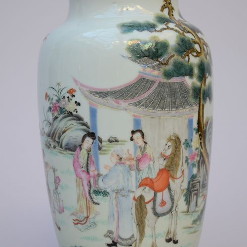 Null Vase en porcelaine de Chine famille rose 'voyageurs', époque République (h2&hellip;