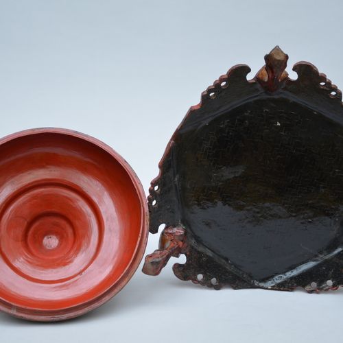 Null Un plat thaï laqué et décoré de verre miroir (h40cm)