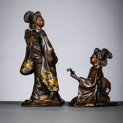 Null Deux sculptures japonaises en bronze 'geishas', époque Meiji, signées (h18-&hellip;