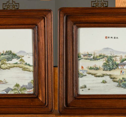 Null Paire de plaques en porcelaine de Chine famille rose 'paysages', signées (2&hellip;
