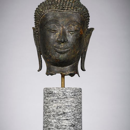 Null Une tête en bronze de 'Bouddha', Thaïlande (h24.50cm)