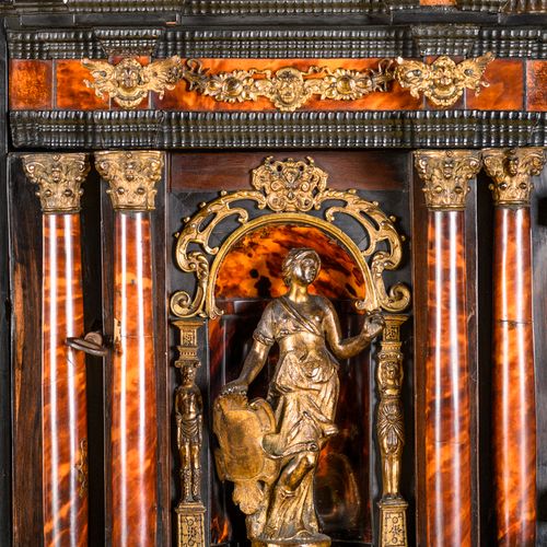 Null Cabinet anversois en bois d'ébène et écaille décoré de sculptures en bronze&hellip;