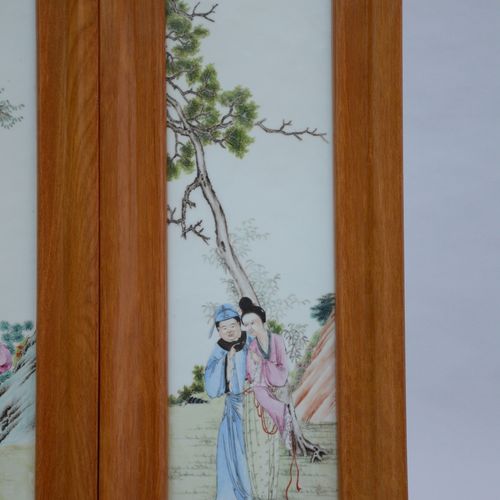 Null Une paire de plaquettes en porcelaine de Chine famille rose 'couples amoure&hellip;