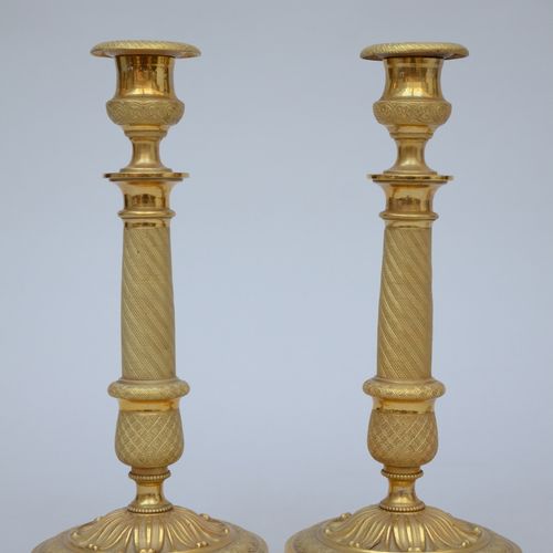 Null Deux paires de bougeoirs Charles X en bronze (h23 et h28cm)