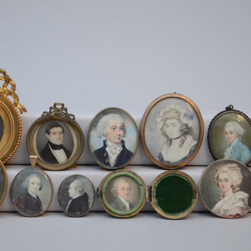 Null Lot: 12 miniatures du 18ième et 19ième siècle (dia 3 à 6 cm)