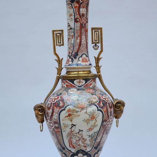 Null Pièce décorative composée de deux vases japonais Imari avec monture en méta&hellip;