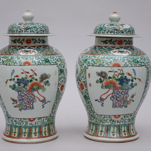 Null Paire de vases couverts en porcelaine de Chine famille verte (h40cm)(*)